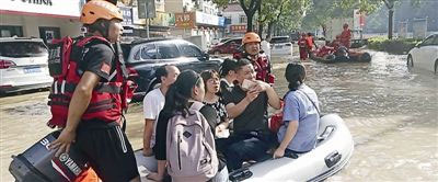 ͼ��2019��8�£���̨���ٺ��У�Ī��͢(�ұߴ���Ԯ����)�Ͷ����ó����ת�Ʊ���ˮΧ����Ⱥ�ڡ�