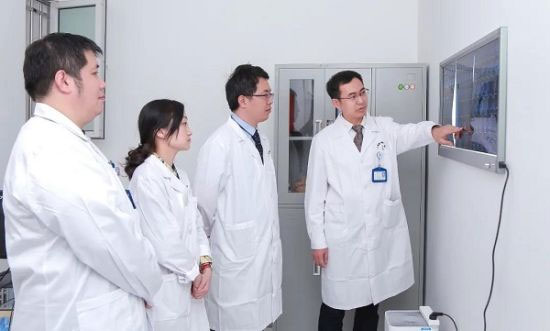 ͼ��ҽԺ ͷ��٤�굶��ҽ���Ŷ����ڶ�Ƭ��