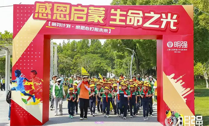  ��إн����·����ʮ�ֽ�������ůͯ�ġ���ҽԺ����Ϊ�Ϻ��߱���ǿСѧ120����У��������ṩҽ�Ʊ���